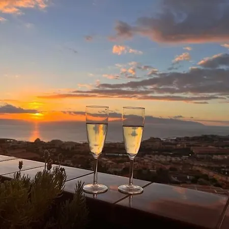 Con Piscina Climatizada Y Vistas アパート *